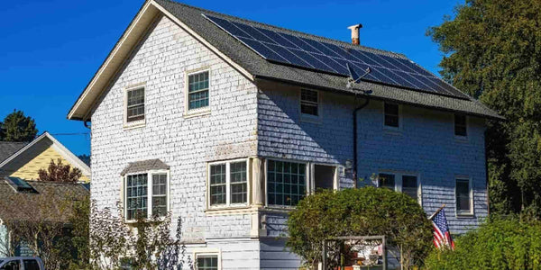 ソーラーパネルを屋根に設置するには？